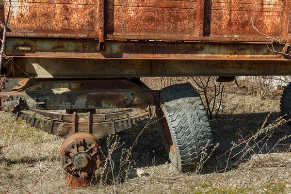 旧的锈迹斑斑的卡车扔在沙漠中的停车场在鬼城普里皮亚特 切尔诺贝利 乌克兰 旧的锈迹斑斑的古车 破碎的废弃的古老锈迹斑斑的铁车 辐射区 跟踪者 启示录 — 图库照片