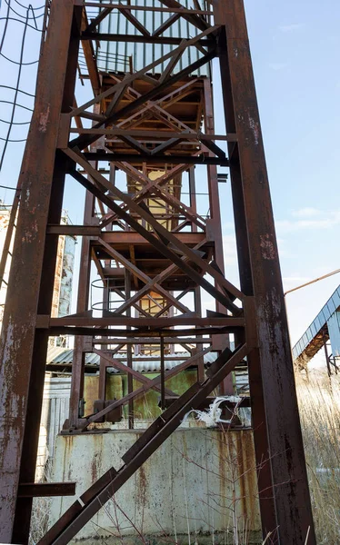 旧废弃的水泥厂工业大厦切尔诺贝利 一个老工厂的废墟 锈迹斑斑的金属是水泥厂的破碎设备 启示录设计元素 — 图库照片