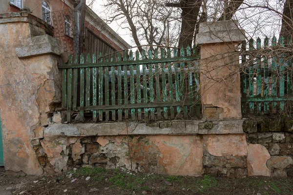 Старый Деревянный Забор Разрушенном Каменном Фундаменте Старая Дверь Короткая Калитка — стоковое фото