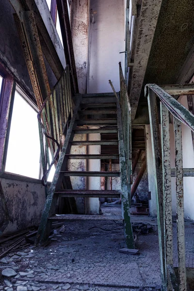 ビジネス センターの未完成の管理建物の遺跡の内部での古い破壊されたコンクリート 石造り階段 廃工場の建物の内部の荒廃した古い階段 — ストック写真