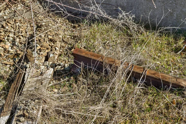 Opuszczona Kolejowego Zepsuty Szyn Złamane Drewniane Podkłady Złamane Szczątki Kolejowej — Zdjęcie stockowe