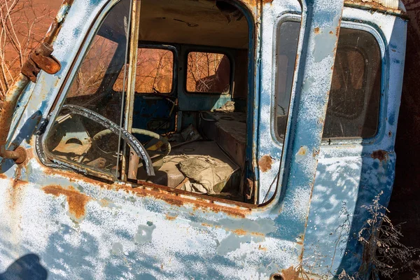 Vecchio Camion Arrugginito Gettato Nel Deserto Del Parcheggio Nella Città — Foto Stock