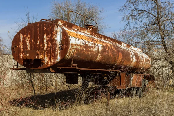 Ein Alter Rostiger Autotanker Für Benzin Wird Nach Einem Unfall — Stockfoto