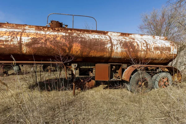 Velho Carro Cisterna Enferrujado Para Gasolina Jogado Antigo Tecnoparque Chernobyl — Fotografia de Stock