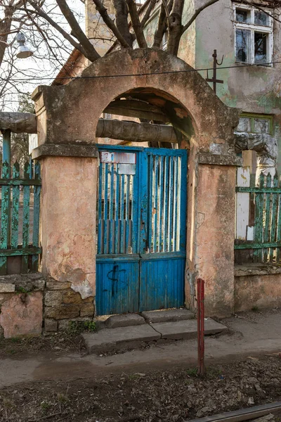 被毁的石头基础上的旧木栅栏 威克特 在一个废弃别墅被毁的围栏中 在奥德萨的贫困地区给 城市景观的衰退与贫困 — 图库照片