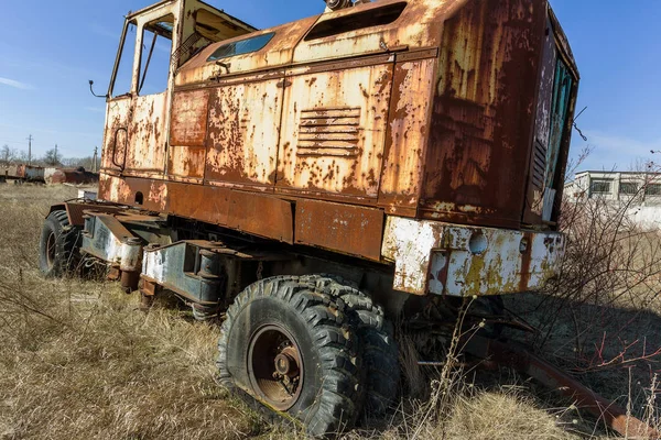 Παλιό Σκουριασμένο Φορτηγό Ρίχνονται Στην Έρημο Του Χώρου Στάθμευσης Αυτοκινήτων — Φωτογραφία Αρχείου