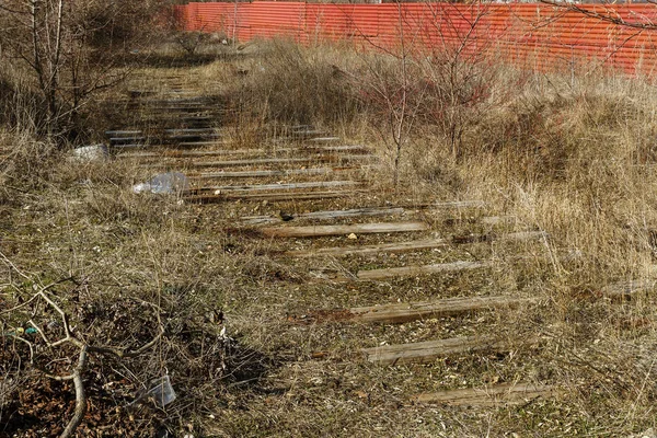 Demiryolu, kırık raylar, kırık tahta uyuyanlar terk edilmiş. Demiryolu kırık kalıntıları. Yağmaladılar eski demiryolu. Yol alabileceği bir yol vardır. Enkaz, kalıntıları, eski tuval unsurları. Seçici odak