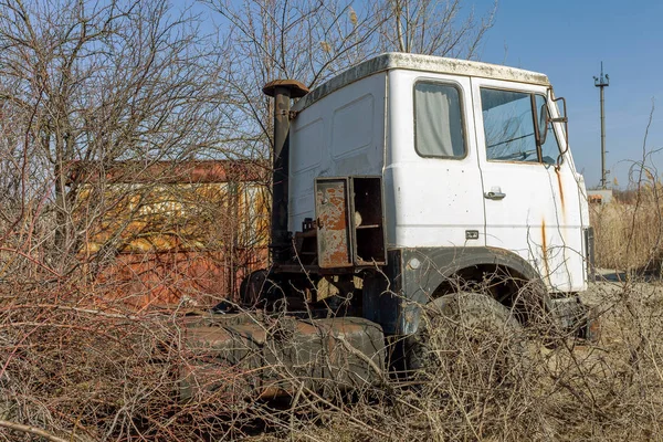 Caminhão Enferrujado Velho Jogado Deserto Parque Estacionamento Cidade Fantasma Pripyat — Fotografia de Stock