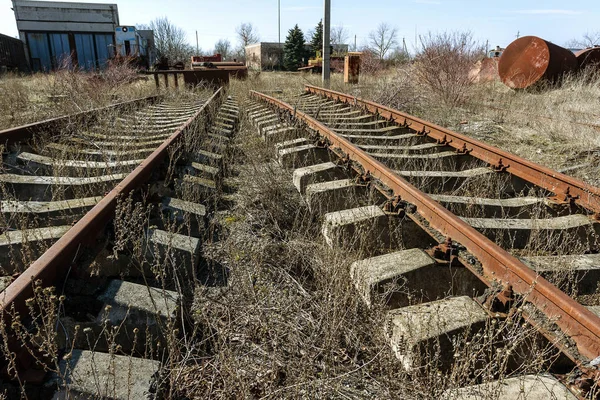 Velha Ferrovia Abandonada Trilhos Quebrados Dormentes Madeira Quebrados Restos Caminho — Fotografia de Stock