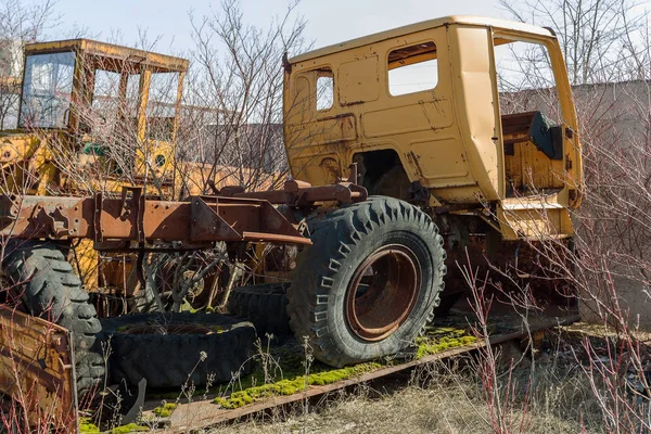 Caminhão Enferrujado Velho Jogado Deserto Parque Estacionamento Cidade Fantasma Pripyat — Fotografia de Stock