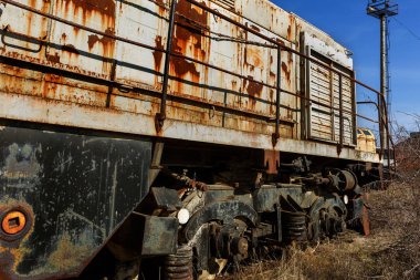Eski paslı tren lokomotifi dışlama Çernobil bölgesi atılmış. Bölge yüksek radyoaktivite. Hayalet kasaba Pripyat. Chernobyl felaket. Paslı Sovyet Makina fabrikasında nükleer kaza alanında terk