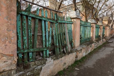 Eski ahşap çit harap taş temel üzerine. Eski kapı, kısa; Küçük kapı, yıkık çit bölümünde Odessa, zavallı çeyreğinde vererek terk edilmiş bir Villa. Düşüş ve yoksulluk kentsel peyzaj içinde