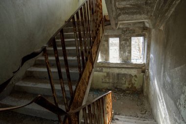 Eski iç iş merkezinin bitmemiş idari bina kalıntıları, beton, taş merdiven yok. Terk edilmiş fabrikası binanın iç harap eski merdiven