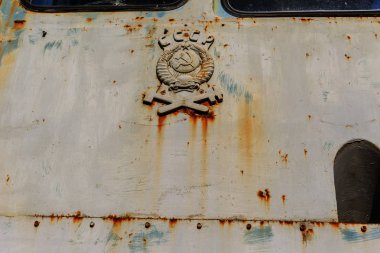 Eski paslı tren lokomotifi dışlama Çernobil bölgesi atılmış. Bölge yüksek radyoaktivite. Hayalet kasaba Pripyat. Chernobyl felaket. Paslı Sovyet Makina fabrikasında nükleer kaza alanında terk