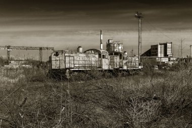 Eski paslı tren lokomotifi dışlama Çernobil bölgesi atılmış. Bölge yüksek radyoaktivite. Hayalet kasaba Pripyat. Chernobyl felaket. Paslı Sovyet Makina fabrikasında nükleer kaza alanında terk