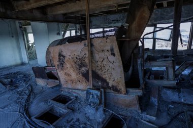 Endüstriyel Bina çimento fabrikası Chernobyl, terk edilmiş. Eski bir fabrika kalıntıları. Bi boka yaramaz, paslı metal çimento fabrikası donatımın bozuldu. Kıyamet tasarım, retro, stalker için öğe