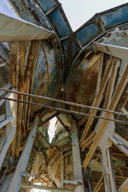 Endüstriyel Bina çimento fabrikası Chernobyl, terk edilmiş. Eski bir fabrika kalıntıları. Bi boka yaramaz, paslı metal çimento fabrikası donatımın bozuldu. Kıyamet tasarım, retro, stalker için öğe