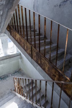 Eski iç iş merkezinin bitmemiş idari bina kalıntıları, beton, taş merdiven yok. Terk edilmiş fabrikası binanın iç harap eski merdiven