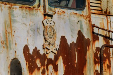 Eski paslı tren lokomotifi dışlama Çernobil bölgesi atılmış. Bölge yüksek radyoaktivite. Hayalet kasaba Pripyat. Chernobyl felaket. Paslı Sovyet Makina fabrikasında nükleer kaza alanında terk