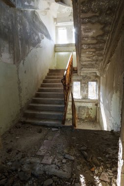 Eski iç iş merkezinin bitmemiş idari bina kalıntıları, beton, taş merdiven yok. Terk edilmiş fabrikası binanın iç harap eski merdiven