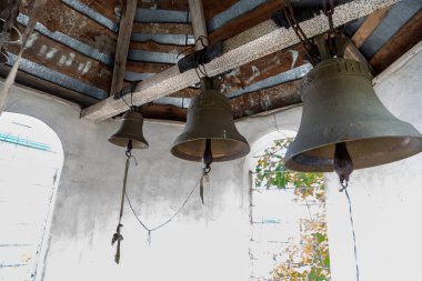 Bir küçük ahşap il Ukraynalı Ortodoks Kilisesi Moskova Patrikhanesi. Kilise bronz çanı Ukraynalı Ortodoks Kilisesi. Odessa region, Kodyma, 2012