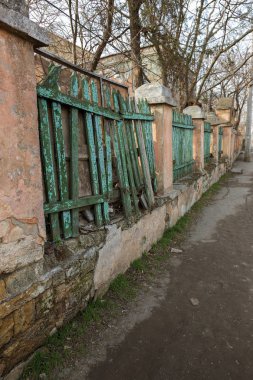 Eski ahşap çit harap taş temel üzerine. Eski kapı, kısa; Küçük kapı, yıkık çit bölümünde Odessa, zavallı çeyreğinde vererek terk edilmiş bir Villa. Düşüş ve yoksulluk kentsel peyzaj içinde