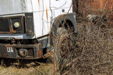Eski paslı kamyon hayalet kasaba Pripyat, Çernobil, Ukrayna otoparka çöle atılmış. Eski paslı eski araba, kırık eski paslı demir araç terk edilmiş. Radyasyon bölgesi, Stalker, Apocalypse