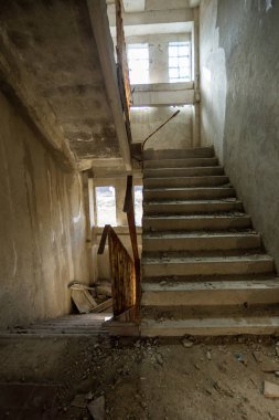 Eski iç iş merkezinin bitmemiş idari bina kalıntıları, beton, taş merdiven yok. Terk edilmiş fabrikası binanın iç harap eski merdiven