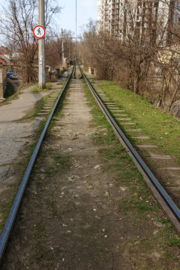 Eski tramvay demiryolu. Dar hat yol şerit, eski bir vintage tramvay ve tekerlekli yeniden düzenleme için yer kalır. Raylar tramvay fakir mahallede, şehir dörtte. Odessa şehir yoksul alanında eski bir tramvay