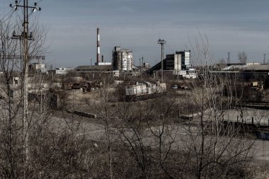 Eski paslı tren lokomotifi dışlama Çernobil bölgesi atılmış. Bölge yüksek radyoaktivite. Hayalet kasaba Pripyat. Chernobyl felaket. Paslı Sovyet Makina fabrikasında nükleer kaza alanında terk