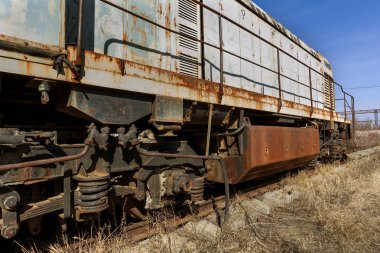 Eski paslı tren lokomotifi dışlama Çernobil bölgesi atılmış. Bölge yüksek radyoaktivite. Hayalet kasaba Pripyat. Chernobyl felaket. Paslı Sovyet Makina fabrikasında nükleer kaza alanında terk