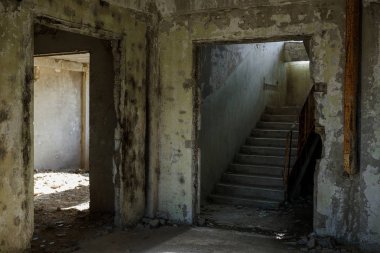 Eski iç iş merkezinin bitmemiş idari bina kalıntıları, beton, taş merdiven yok. Terk edilmiş fabrikası binanın iç harap eski merdiven