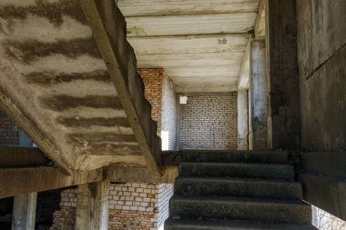 Eski iç iş merkezinin bitmemiş idari bina kalıntıları, beton, taş merdiven yok. Terk edilmiş fabrikası binanın iç harap eski merdiven