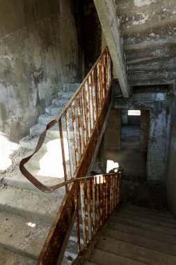 Eski iç iş merkezinin bitmemiş idari bina kalıntıları, beton, taş merdiven yok. Terk edilmiş fabrikası binanın iç harap eski merdiven