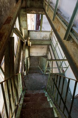 Eski iç iş merkezinin bitmemiş idari bina kalıntıları, beton, taş merdiven yok. Terk edilmiş fabrikası binanın iç harap eski merdiven