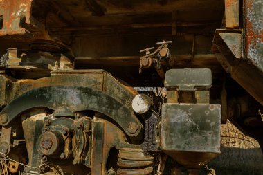 Eski paslı tren lokomotifi dışlama Çernobil bölgesi atılmış. Bölge yüksek radyoaktivite. Hayalet kasaba Pripyat. Chernobyl felaket. Paslı Sovyet Makina fabrikasında nükleer kaza alanında terk