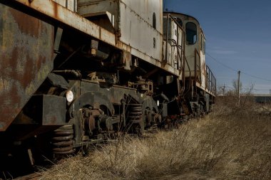 Eski paslı tren lokomotifi dışlama Çernobil bölgesi atılmış. Bölge yüksek radyoaktivite. Hayalet kasaba Pripyat. Chernobyl felaket. Paslı Sovyet Makina fabrikasında nükleer kaza alanında terk