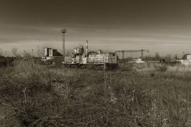 Eski paslı tren lokomotifi dışlama Çernobil bölgesi atılmış. Bölge yüksek radyoaktivite. Hayalet kasaba Pripyat. Chernobyl felaket. Paslı Sovyet Makina fabrikasında nükleer kaza alanında terk