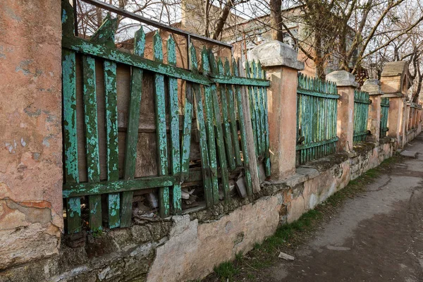 台無しにされた石造りの基礎の古い木製のフェンス 古いドア オデッサの貧しい地区を与えて 放棄されたヴィラの台無しにされたフェンスのセクション 減少と都市景観における貧困 — ストック写真