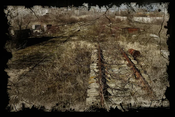 旧的废弃铁路 破碎的铁轨 破碎的木制睡眠者 残破的铁路残骸 被夷为平地的旧铁路 没有路 旧画布的元素 选择性对焦 — 图库照片