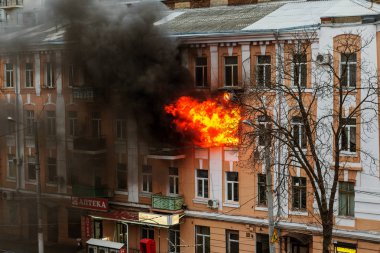 Odessa, Ukrayna - 29 Aralık 2016: Bir binanın içinde bir ateş. Güçlü parlak ışık ve kulüpleri, duman bulutları pencere yanan ağırlıyorlar. İtfaiyeciler evde yangın söndürmek. Yangın merdivenleri üzerinde çalışmak