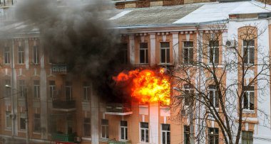 Odessa, Ukrayna - 29 Aralık 2016: Bir binanın içinde bir ateş. Güçlü parlak ışık ve kulüpleri, duman bulutları pencere yanan ağırlıyorlar. İtfaiyeciler evde yangın söndürmek. Yangın merdivenleri üzerinde çalışmak