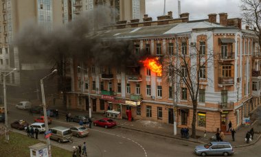Odessa, Ukrayna - 29 Aralık 2016: Bir binanın içinde bir ateş. Güçlü parlak ışık ve kulüpleri, duman bulutları pencere yanan ağırlıyorlar. İtfaiyeciler evde yangın söndürmek. Yangın merdivenleri üzerinde çalışmak