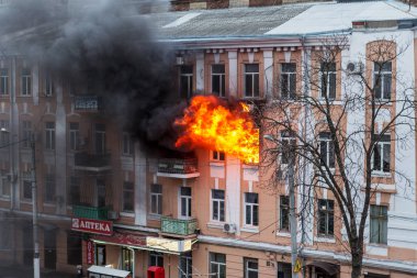 Odessa, Ukrayna - 29 Aralık 2016: Bir binanın içinde bir ateş. Güçlü parlak ışık ve kulüpleri, duman bulutları pencere yanan ağırlıyorlar. İtfaiyeciler evde yangın söndürmek. Yangın merdivenleri üzerinde çalışmak