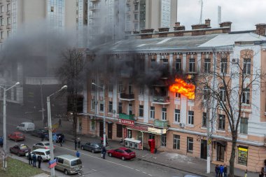 Odessa, Ukrayna - 29 Aralık 2016: Bir binanın içinde bir ateş. Güçlü parlak ışık ve kulüpleri, duman bulutları pencere yanan ağırlıyorlar. İtfaiyeciler evde yangın söndürmek. Yangın merdivenleri üzerinde çalışmak