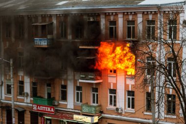 Odessa, Ukrayna - 29 Aralık 2016: Bir binanın içinde bir ateş. Güçlü parlak ışık ve kulüpleri, duman bulutları pencere yanan ağırlıyorlar. İtfaiyeciler evde yangın söndürmek. Yangın merdivenleri üzerinde çalışmak