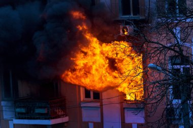 Odessa, Ukrayna - 29 Aralık 2016: Bir binanın içinde bir ateş. Güçlü parlak ışık ve kulüpleri, duman bulutları pencere yanan ağırlıyorlar. İtfaiyeciler evde yangın söndürmek. Yangın merdivenleri üzerinde çalışmak