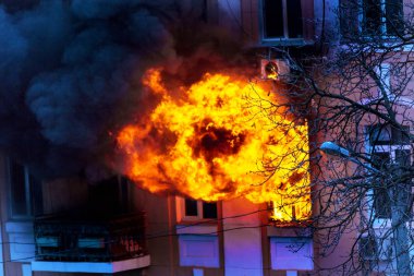 Odessa, Ukrayna - 29 Aralık 2016: Bir binanın içinde bir ateş. Güçlü parlak ışık ve kulüpleri, duman bulutları pencere yanan ağırlıyorlar. İtfaiyeciler evde yangın söndürmek. Yangın merdivenleri üzerinde çalışmak