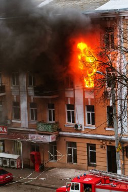 Odessa, Ukrayna - 29 Aralık 2016: Bir binanın içinde bir ateş. Güçlü parlak ışık ve kulüpleri, duman bulutları pencere yanan ağırlıyorlar. İtfaiyeciler evde yangın söndürmek. Yangın merdivenleri üzerinde çalışmak