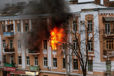 Odessa, Ukrayna - 29 Aralık 2016: Bir binanın içinde bir ateş. Güçlü parlak ışık ve kulüpleri, duman bulutları pencere yanan ağırlıyorlar. İtfaiyeciler evde yangın söndürmek. Yangın merdivenleri üzerinde çalışmak